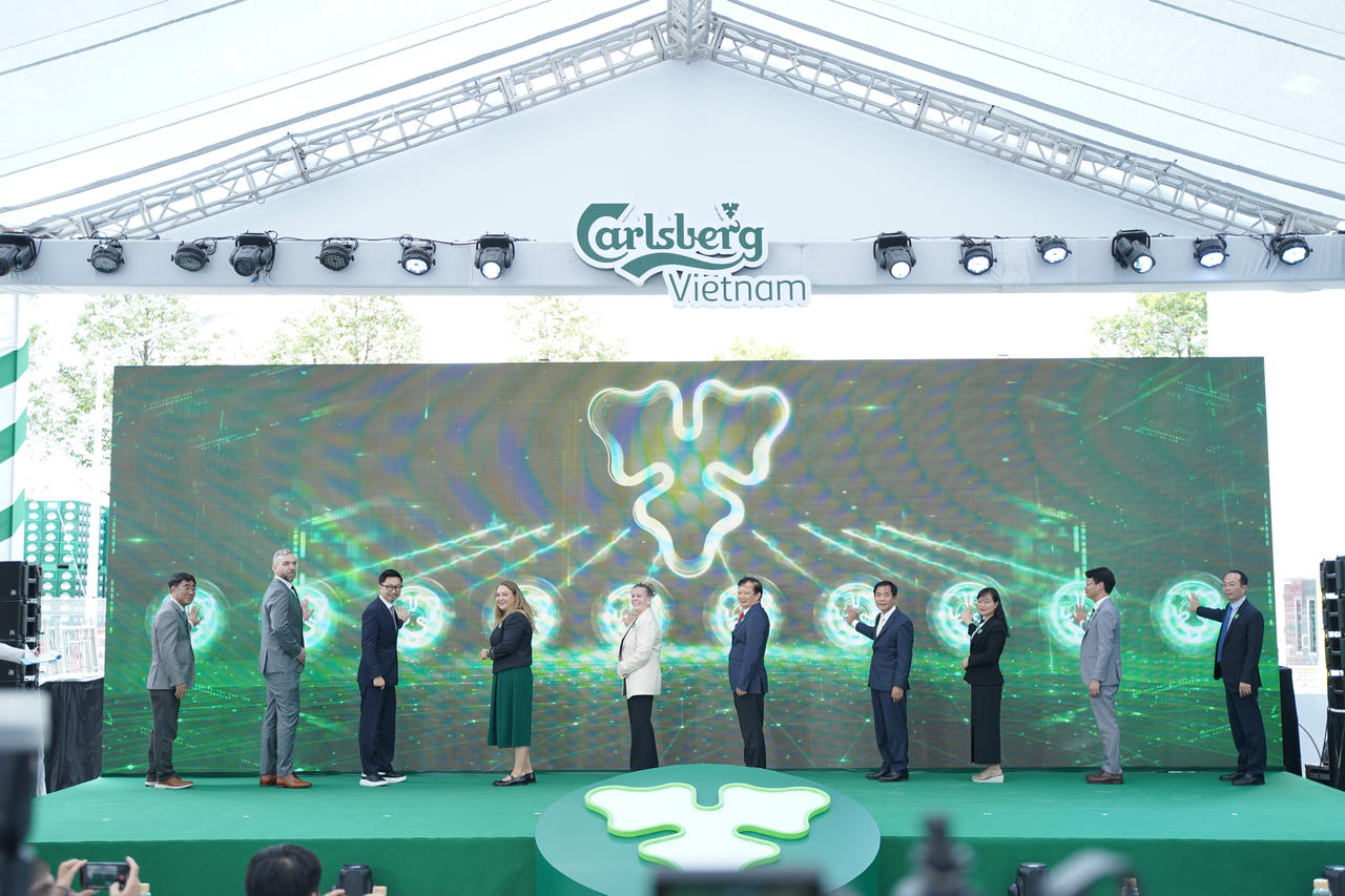 Các đại biểu nhấn nút khánh thành nhà máy.