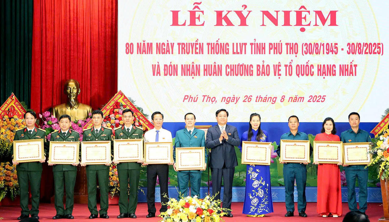 Chủ tịch UBND tỉnh Trần Duy Đông trao tặng Bằng khen cho các tập thể vì có thành tích xuất sắc trong triển khai, tổ chức các hoạt động chào mừng Kỷ niệm 80 năm Ngày truyền thống lực lượng vũ trang tỉnh Phú Thọ (30/8/1945 - 30/8/2025). Ảnh: phutho.gov.vn
