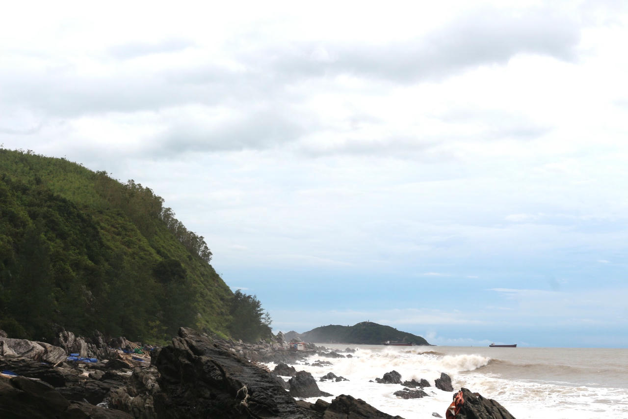 Chùm ảnh: Lồng bè cá tan hoang trên ghềnh đá sau bão số 5, cảnh tượng xót xa ở Quảng Trị