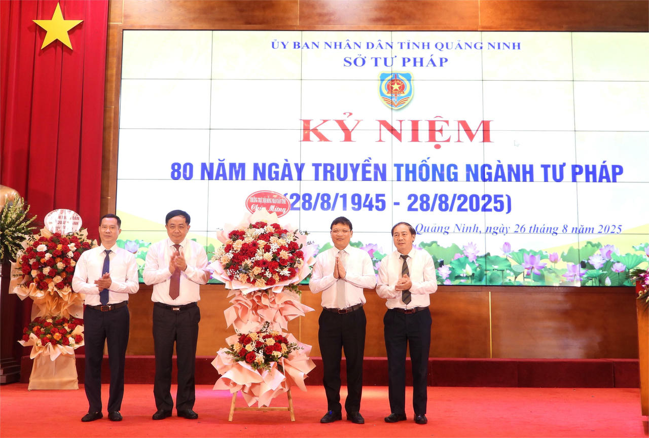 Các đại biểu tặng hoa chúc mừng Lễ kỷ niệm 80 năm truyền thống ngành Tư pháp