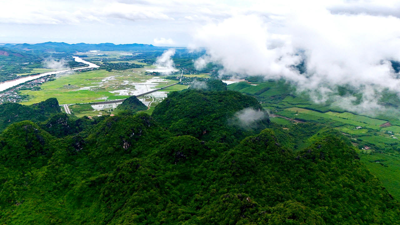 Những ngọn núi đá vôi ngang tầm mấy trắng. Ảnh: Lê Lưu Dũng.
