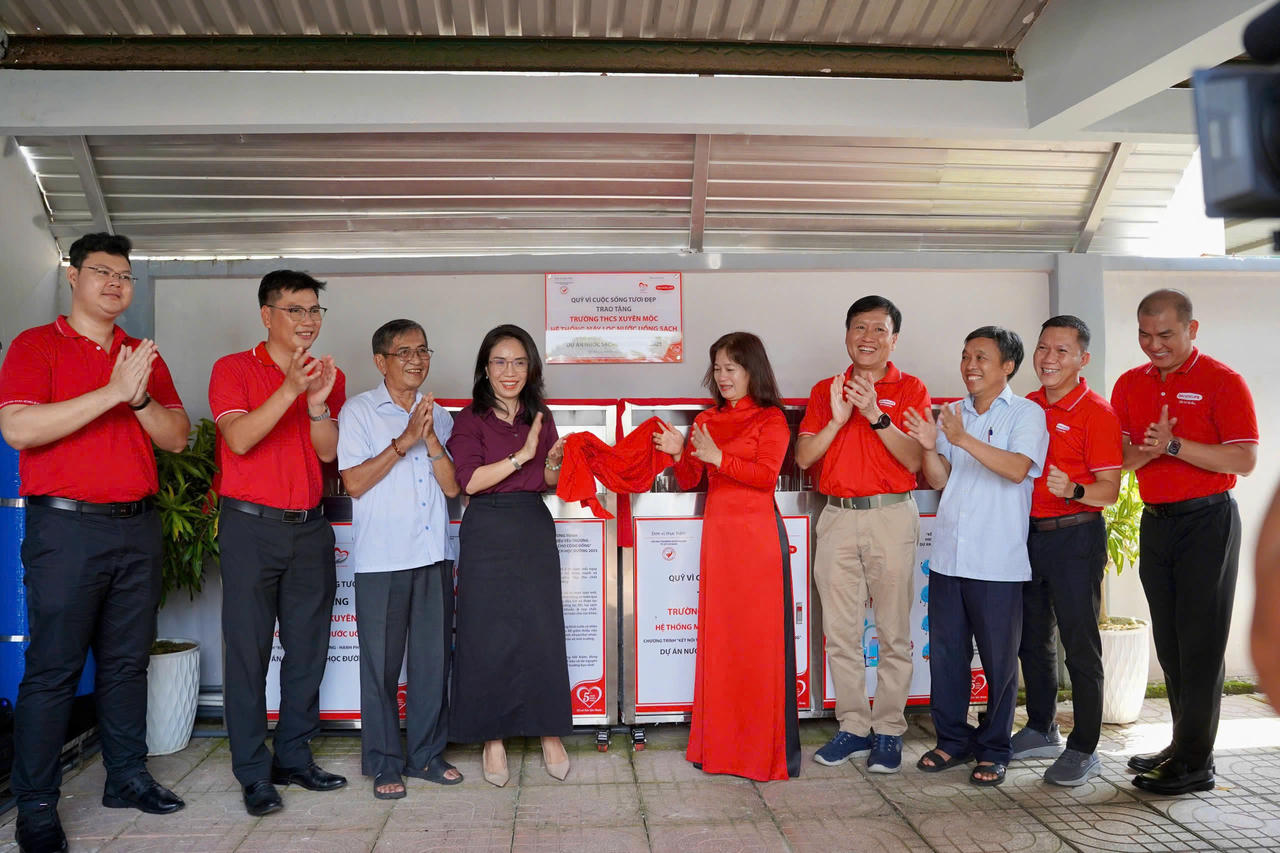 Dai-ichi Life Việt Nam tài trợ hệ thống máy lọc nước uống sạch và quà khuyến học cho trường học tại Xã Xuyên Mộc