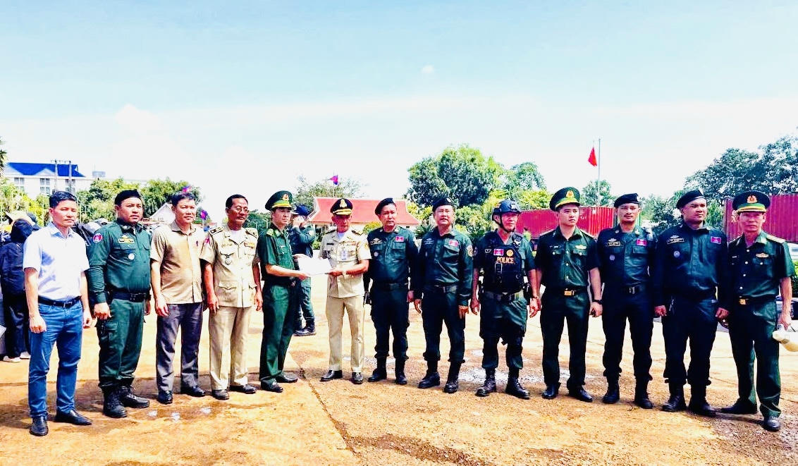  Lực lượng chức năng của Campuchia và Việt Nam bàn giao công dân
Việt Nam về nước. Ảnh: CACC