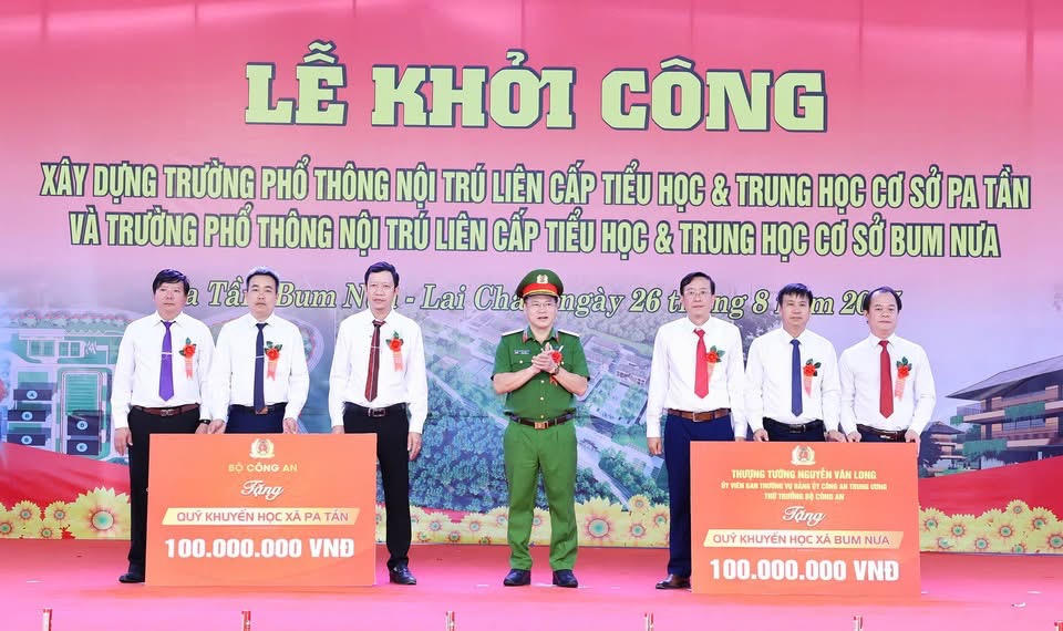 Thượng tướng Nguyễn Văn Long - Thứ trưởng Bộ Công an trao cho quỹ khuyến học xã Pa Tần và Bum Nưa.
