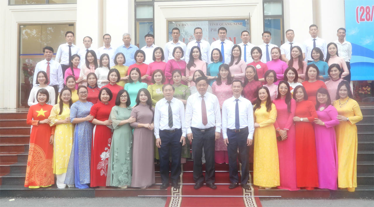 Các đại biểu chụp ảnh lưu niệm tại Lễ kỷ niệm