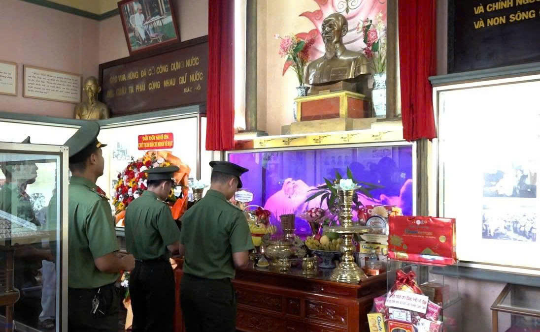 Cán bộ, chiến sĩ Đội Kiểm soát Xuất nhập cảnh 2 và Đội Kiểm soát Xuất nhập cảnh 4 dâng hương tại Khu tưởng niệm Chủ tịch Hồ Chí Minh.