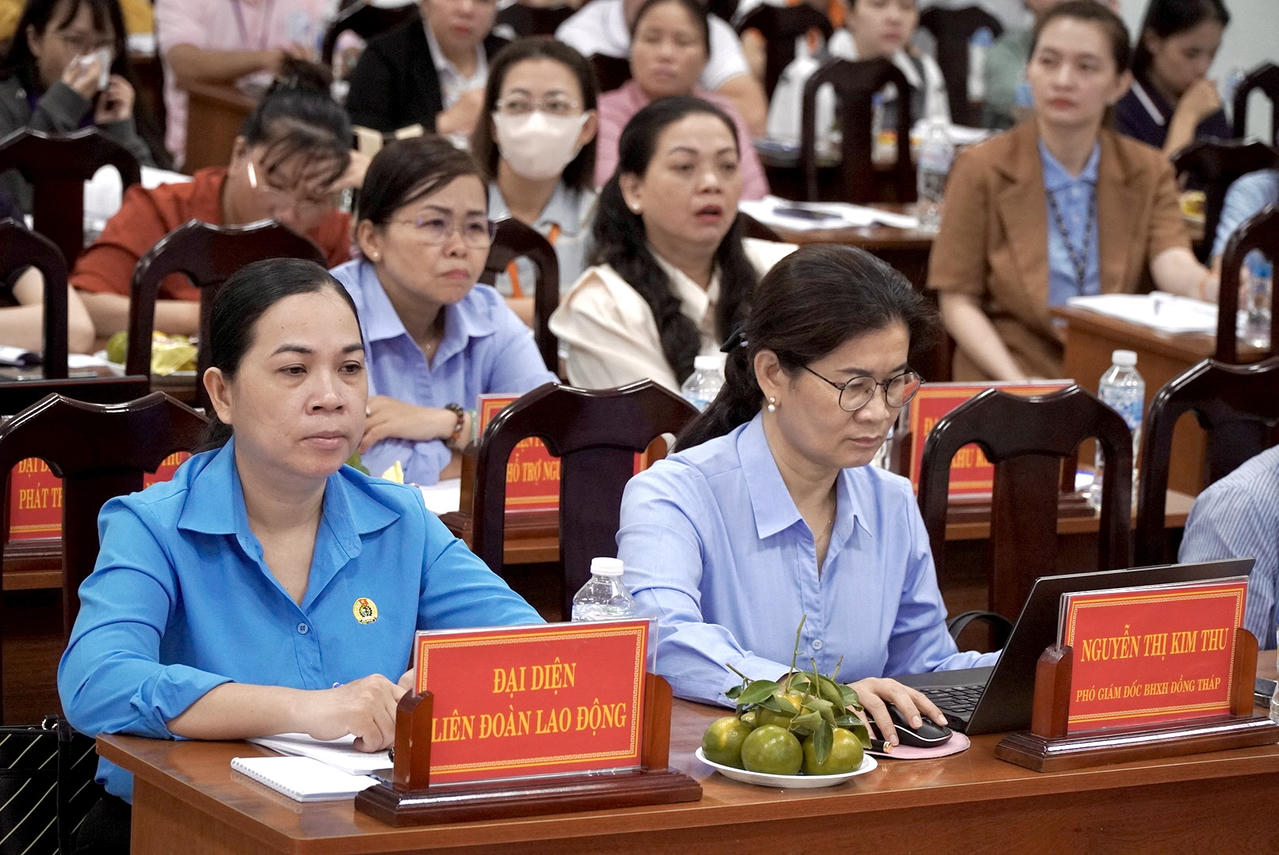 Bà Nguyễn Thị Kim Thu - Phó Giám đốc BHXH tỉnh Đồng Tháp (bìa phải). Ảnh: Kim Ngân