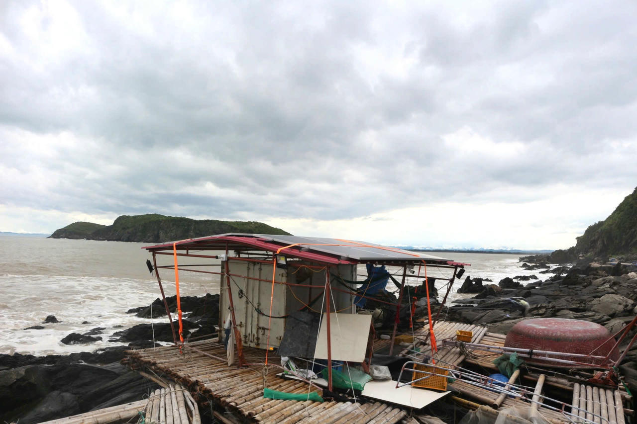 Những mảng lồng bè bị sóng đánh sâu vào hốc đá, nhiều bộ phận gãy nát hoàn toàn.