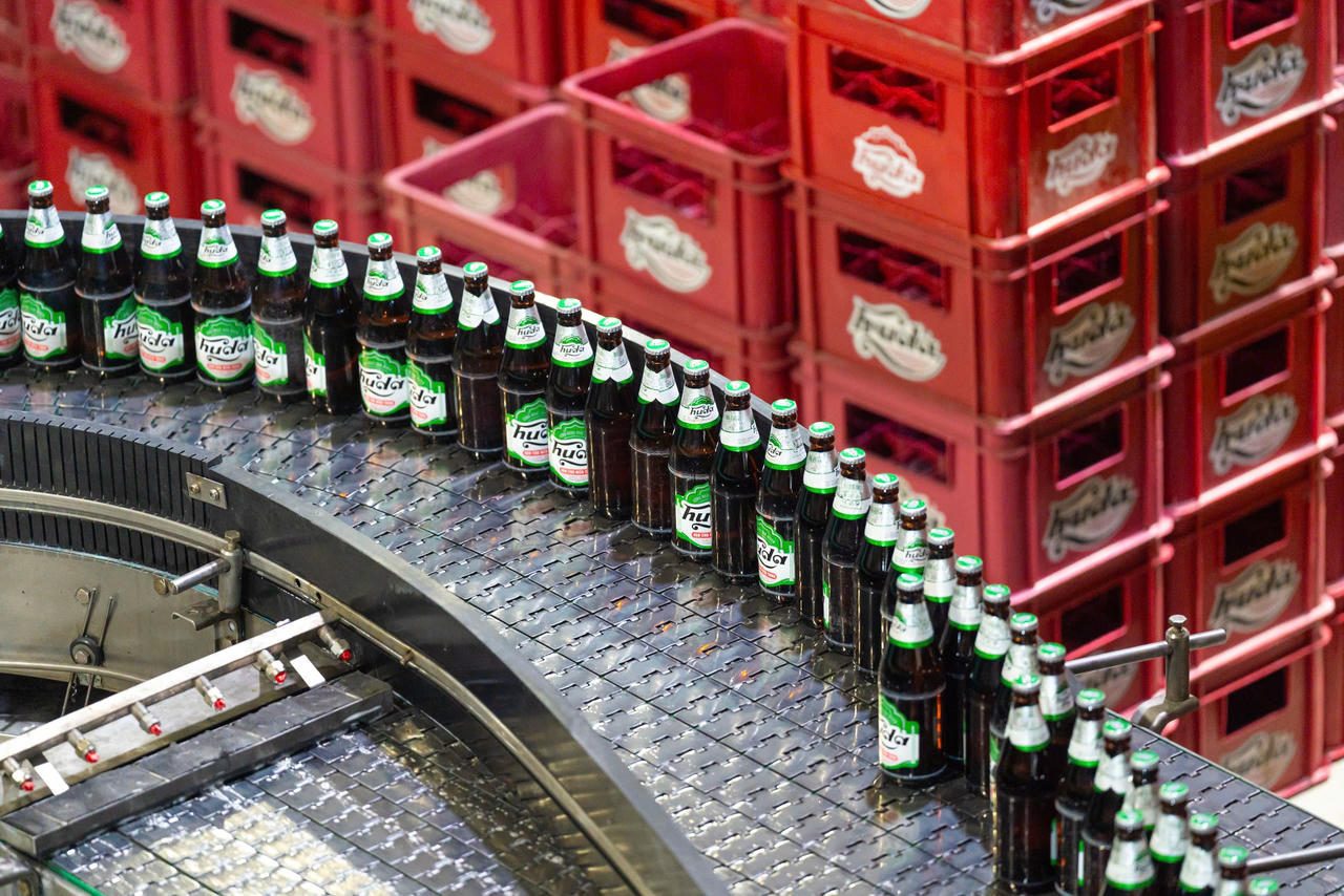 Dây chuyền sản xuất bia chai Huda tại nhà máy bia Phú Bài.
