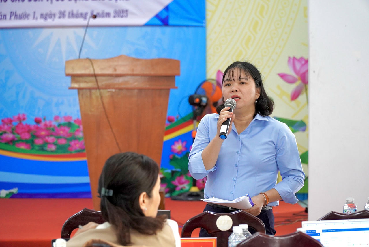 Bà Đặng thị Ngọc Hiền - Phó Giám đốc BHXH cơ sở Tân Phước 1 phát biểu tại hội nghị. Ảnh: Kim Ngân