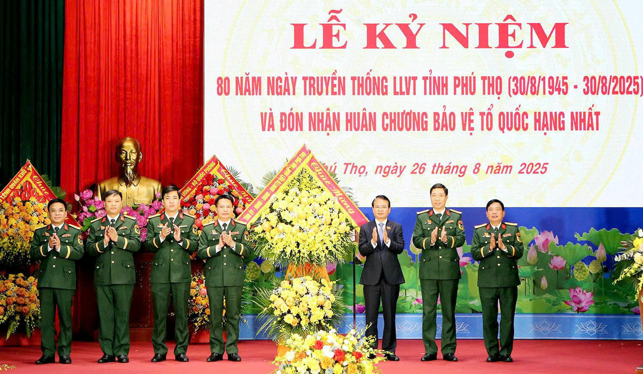 Bí thư Tỉnh ủy Đặng Xuân Phong tặng hoa chúc mừng lực lượng vũ trang tỉnh Phú Thọ. Ảnh: phutho.gov.vn