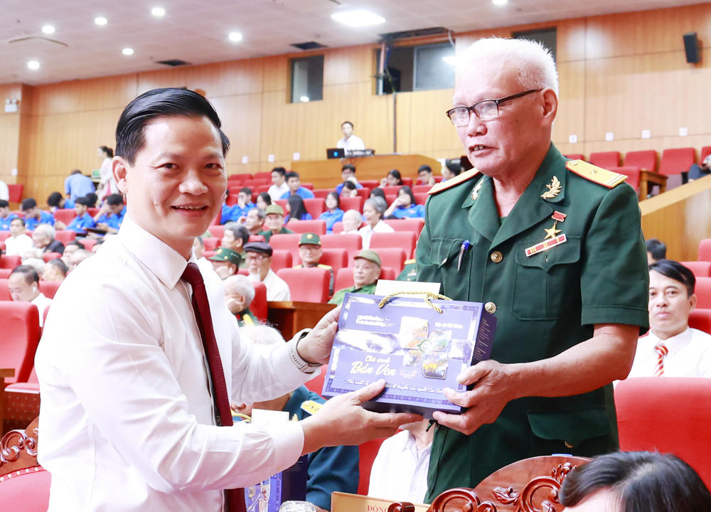 Ông Vương Quốc Tuấn, Chủ tịch UBND tỉnh trao quà cho người có công tiêu biểu. (Ảnh: Báo Bắc Ninh)