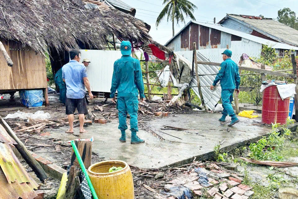 Lực lượng chức năng hỗ trợ người dân khắc phục thiệt hại sau bão. 