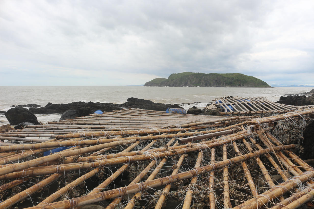 Sau bão số 5, nhiều lồng bè nuôi cá của ngư dân xã Phú Trạch tan hoang trên ghềnh đá.