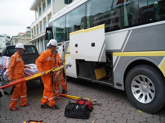 Điện lực Quảng Ninh chi viện Hà Tĩnh khắc phục sự cố lưới điện sau bão số 5