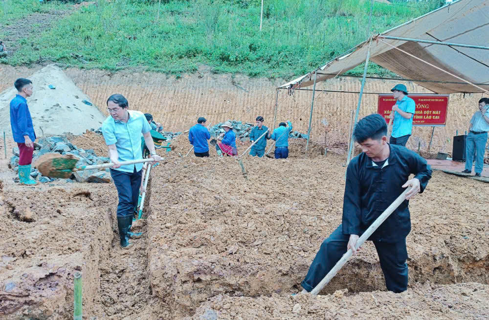 Lãnh đạo tỉnh Lào Cai tham gia khởi công xây dựng nhà cho các hộ gia đình có hoàn cảnh khó khăn.