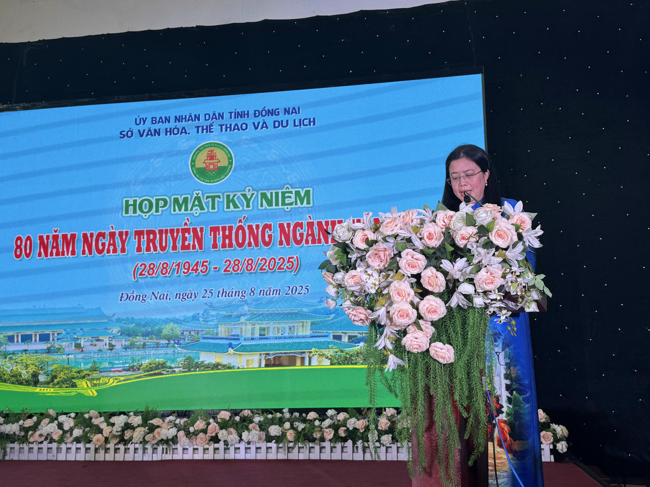 Bà Lê Thị Ngọc Loan - Tỉnh ủy viên, Giám đốc Sở VHTTDL đã ôn lại chặng đường 80 năm hình thành và phát triển của ngành.