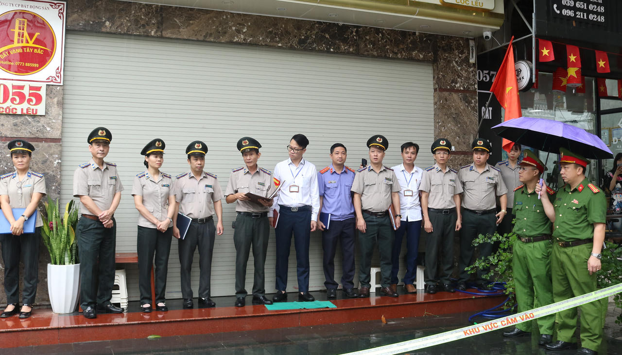 Lực lượng chức năng đọc quyết định cưỡng chế thi hành án