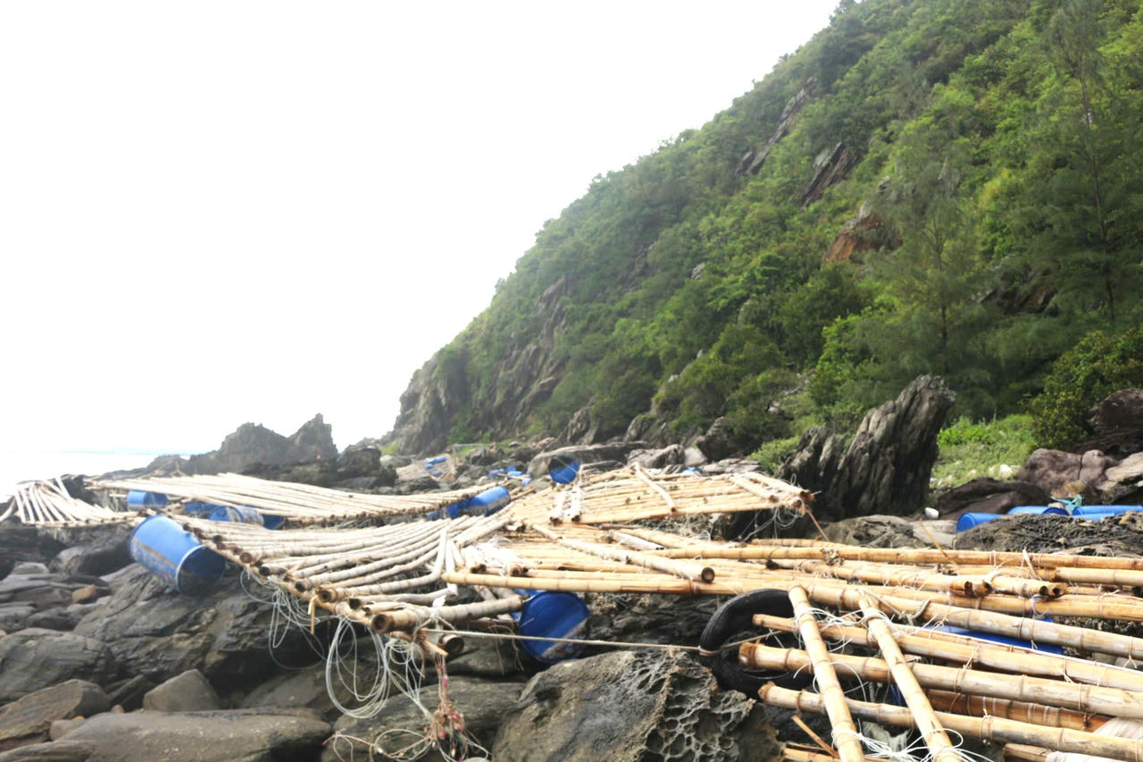 Cơ nghiệp hàng tỷ đồng giờ chỉ còn lại đống phế liệu nằm im lìm trên ghềnh đá.