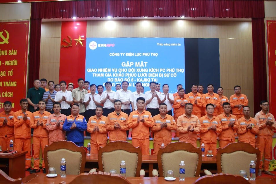 Công ty Điện lực Phú Thọ hỗ trợ Công ty Điện lực Nghệ An khắc phục hậu quả cơn bão số 5 