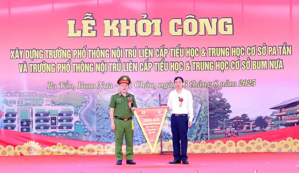 Thứ trưởng Nguyễn Văn Long trao tặng Cờ thi đua quyết tâm hoàn thành xây dựng công trình cho Ban Chỉ đạo tỉnh Lai Châu.