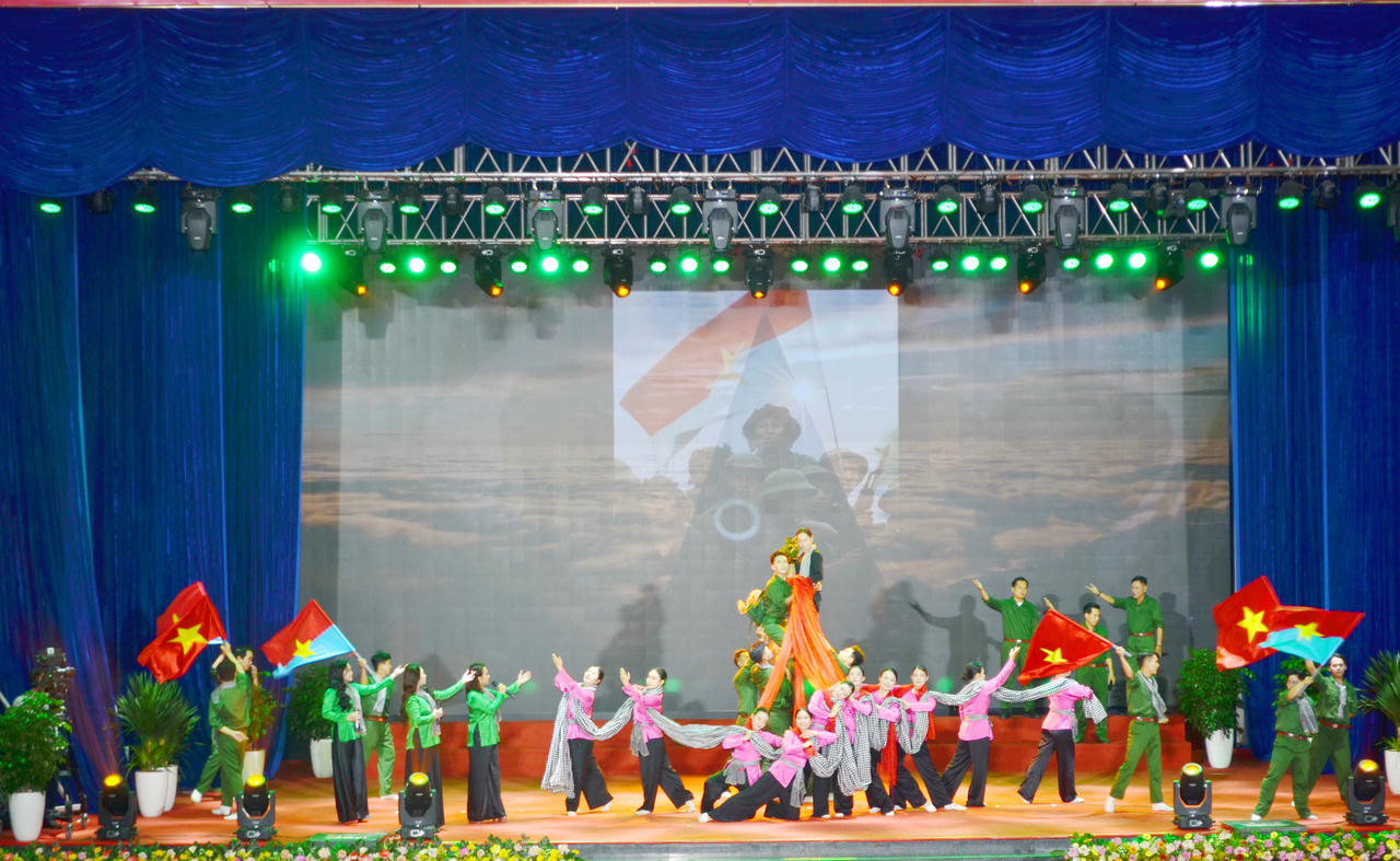 Văn nghệ chào mừng lễ kỷ niệm.