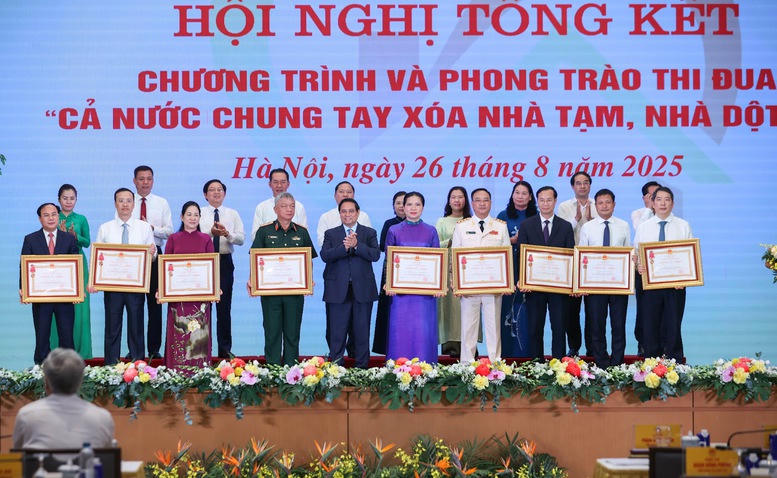 Thủ tướng trao Huân chương Lao động hạng Ba cho các tập thể có thành tích xuất sắc thực hiện Chương trình và Phong trào thi đua "Cả nước chung tay xóa nhà tạm, nhà dột nát trong năm 2025" - Ảnh: VGP/Nhật Bắc