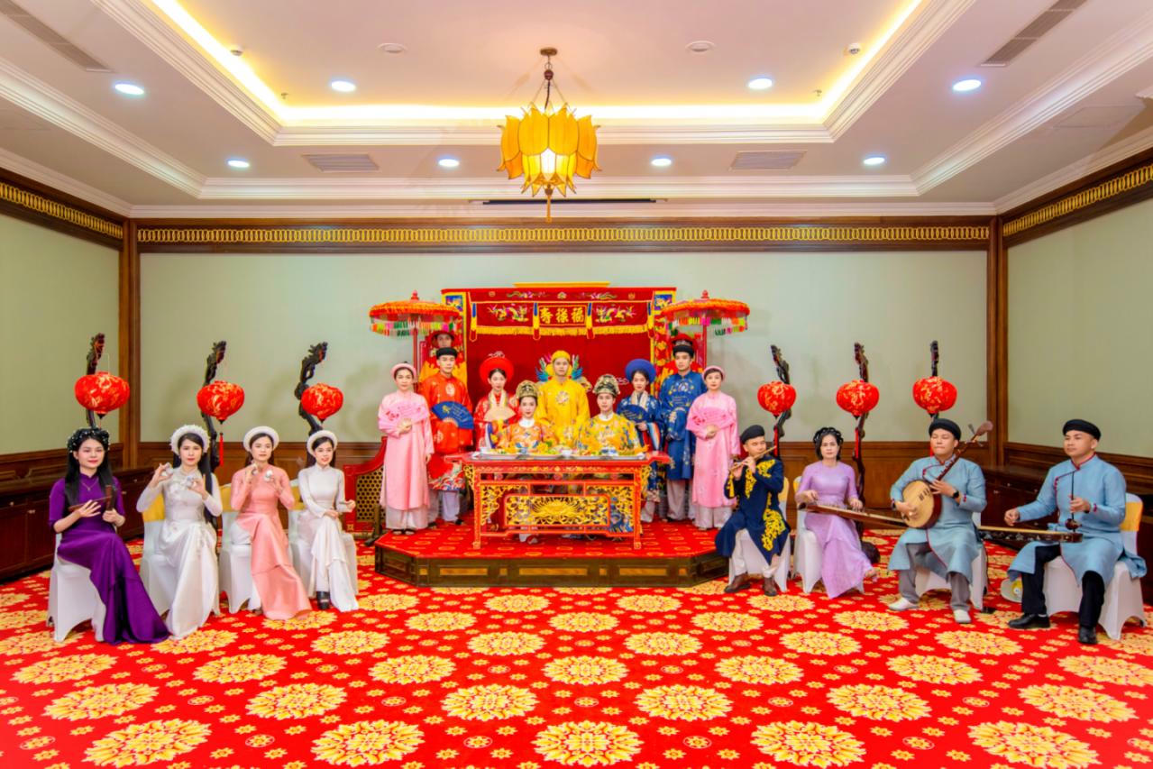 Tại TTC Imperial Hotel, du khách có thể thưởng thức “cơm vua” giữa không gian Nhã nhạc cung đình.