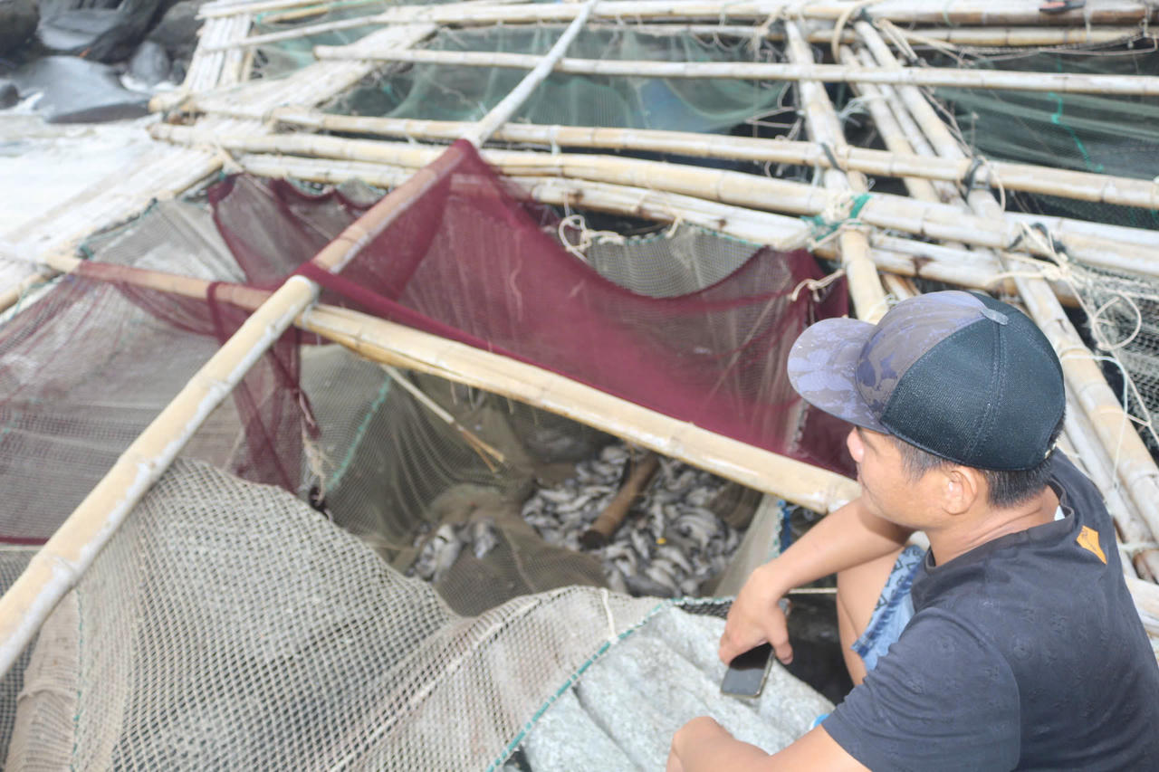 Ngư dân thất thần ngồi nhìn "cơ nghiệp" của mình trong phút chốc bị thiên tai lấy đi.