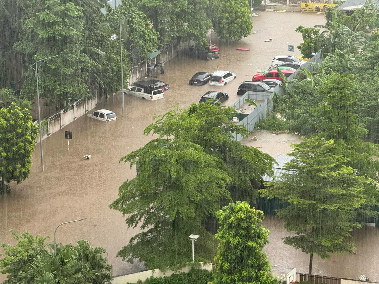 Hà Nội đêm qua và sáng nay 26/8 tiếp tục mưa to, nhiều tuyến phố ngập sâu.