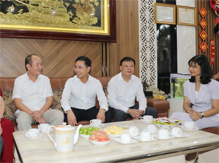 Chủ tịch UBND tỉnh Quảng Ninh Phạm Đức Ấn thăm hỏi gia đình Thầy thuốc nhân dân Nguyễn Quốc Hùng, nguyên Giám đốc Bệnh viện Sản Nhi Quảng Ninh.