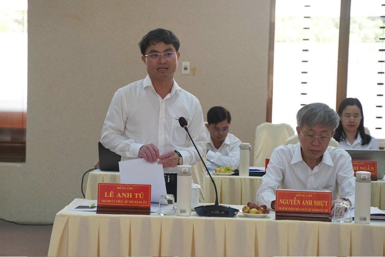 Ông Lê Anh Tú, Bí thư Đảng ủy Đặc khu Côn Đảo báo cáo tại buổi làm việc.