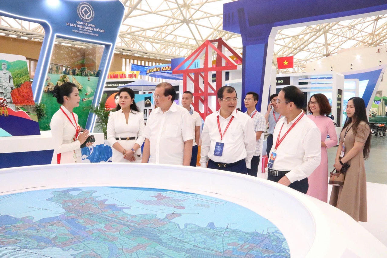 Thứ trưởng Bộ Văn hoá, Thể thao và Du lịch Tạ Duy Đông kiểm tra khu vực triển lãm của TP Hải Phòng sáng 27/8.