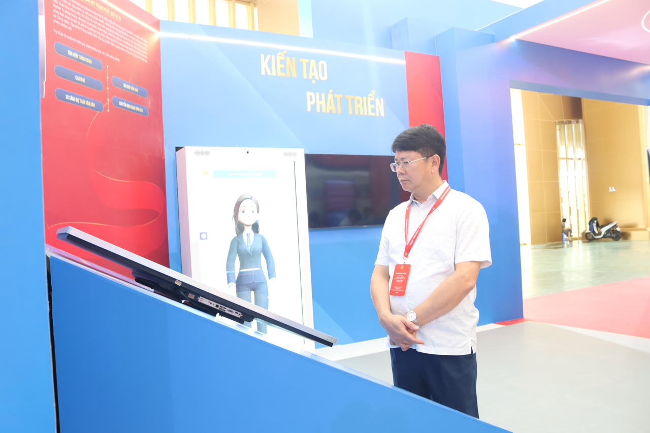 Thứ trưởng Nguyễn Thanh Tịnh kiểm tra không gian triển lãm của Bộ Tư pháp