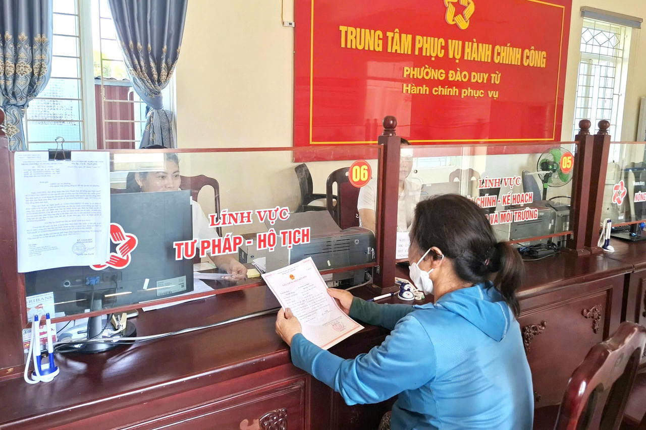 Chuyên viên văn phòng, phụ trách đăng ký hộ tịch phường Đào Duy Từ, tỉnh Thanh Hóa đang làm thủ tục cho người dân. (Ảnh: P. Dương)