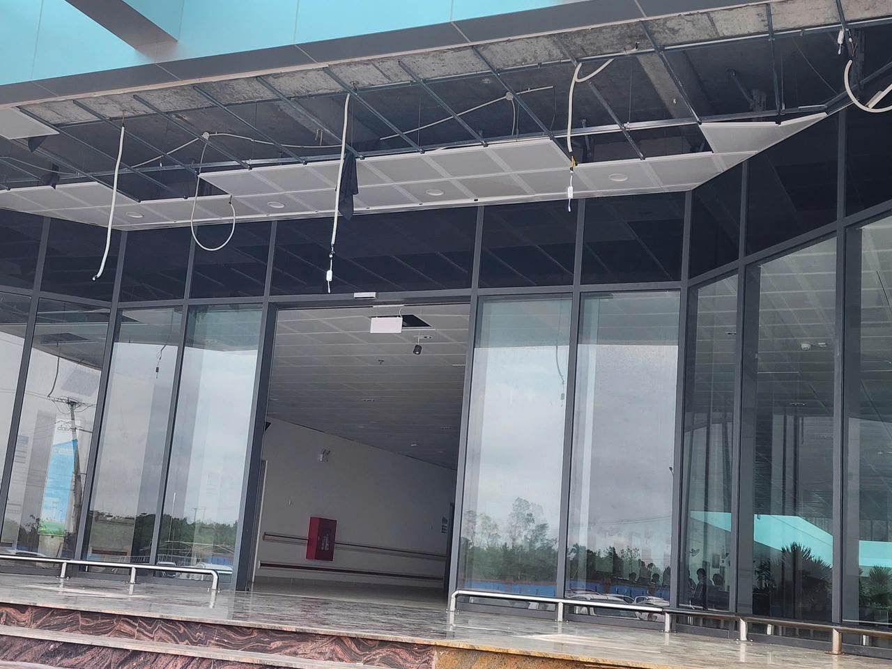 Theo phản ánh của bệnh nhân, đến trưa ngày 27/8 vẫn chưa có điện, nước.