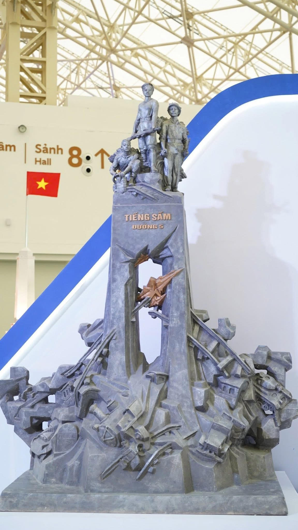 Tại khu Triển lãm trong nhà có một màn hình cỡ lớn, tái hiện những dấu mốc lịch sử trên con đường lịch sử “tiếng sấm đường 5”.
