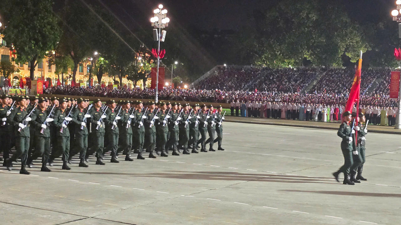 Có 6 lực lượng tham gia diễu binh, diễu hành gồm: Lực lượng rước đuốc Truyền thống và Tiêu binh Đài lửa; Lực lượng Pháo lễ; Lực lượng Không quân bay chào mừng.
