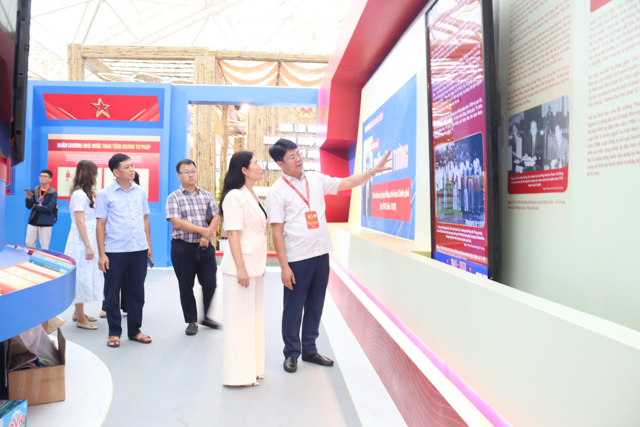 Thứ trưởng Nguyễn Thanh Tịnh kiểm tra không gian triển lãm của Bộ Tư pháp