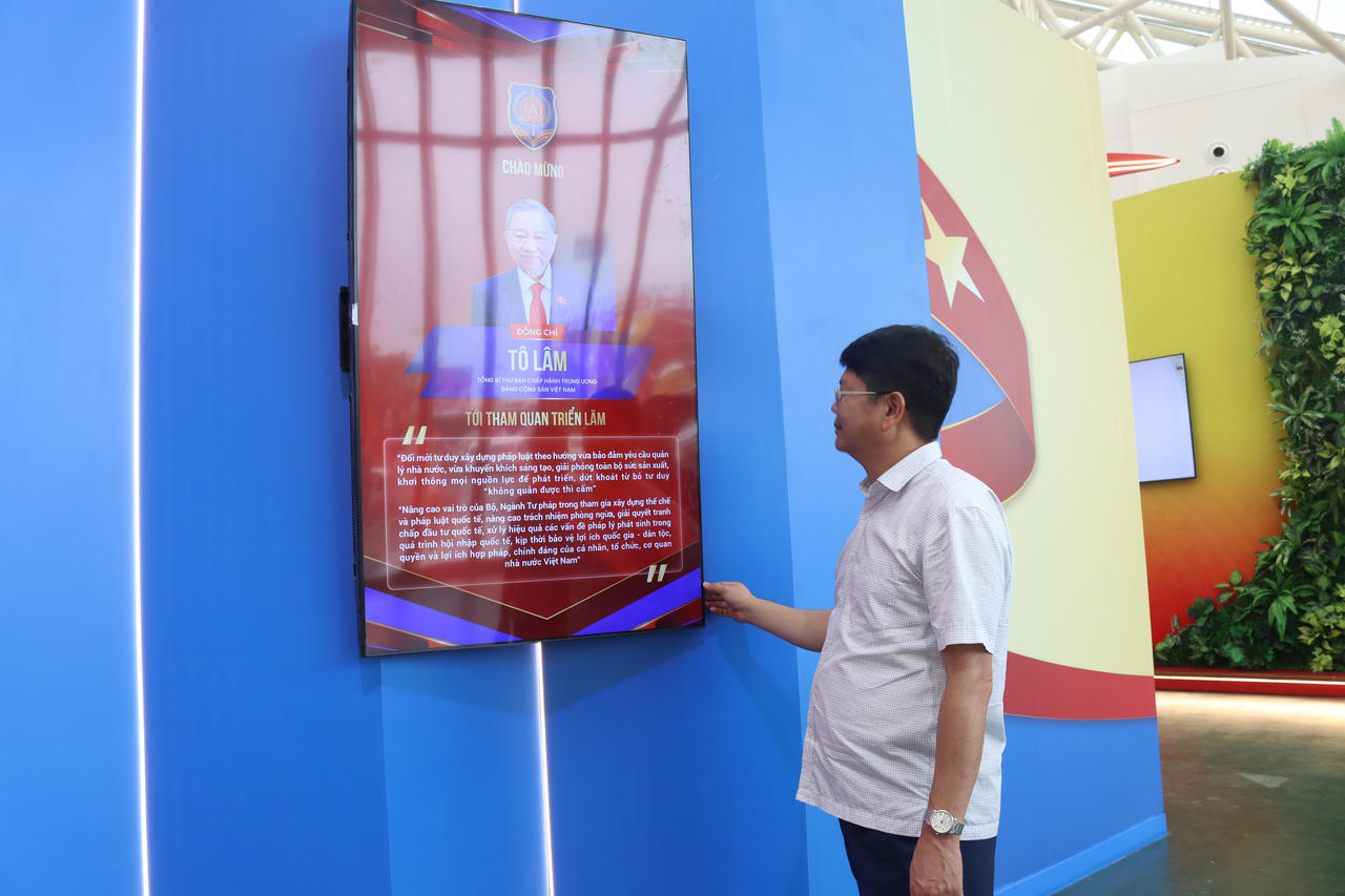 Thứ trưởng Nguyễn Thanh Tịnh kiểm tra không gian triển lãm của Bộ Tư pháp