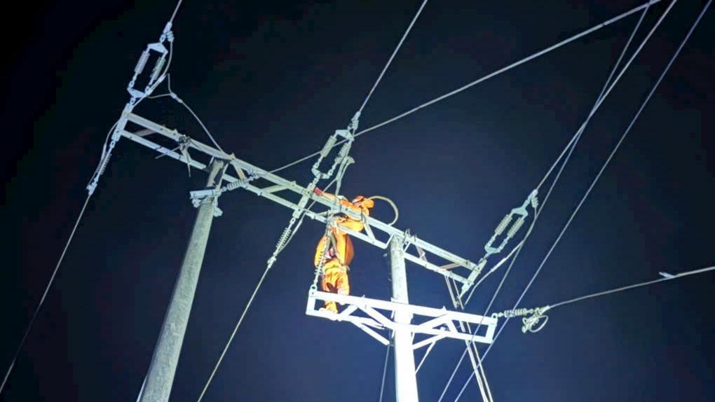 Xuyên đêm khắc phục lưới điện sau bão số 5 ở Hà Tĩnh