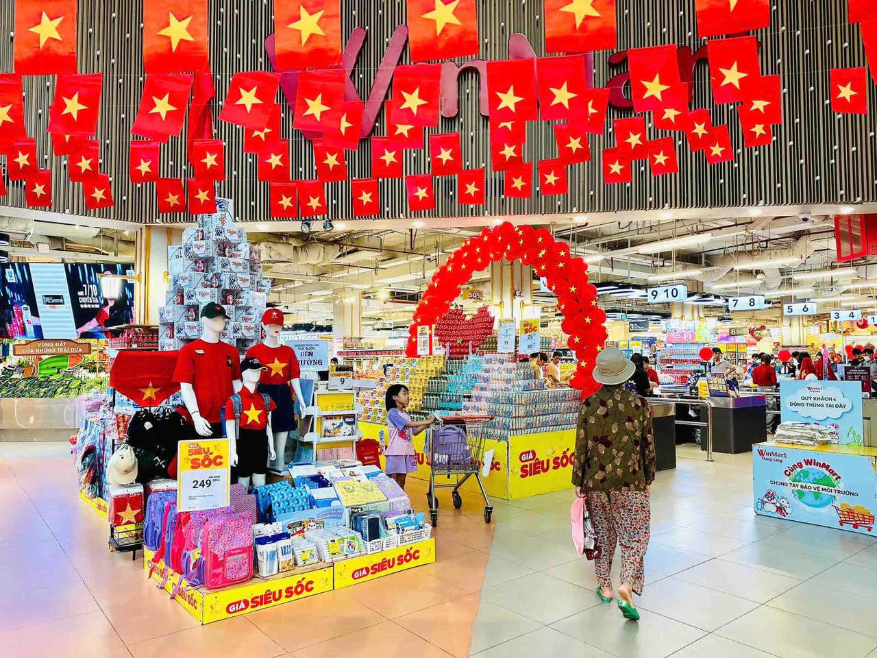 Gần 4.200 siêu thị và cửa hàng WinMart/WinMart+ tại 34 tỉnh thành đã khoác “áo mới” với cảm hứng từ màu cờ Tổ quốc.