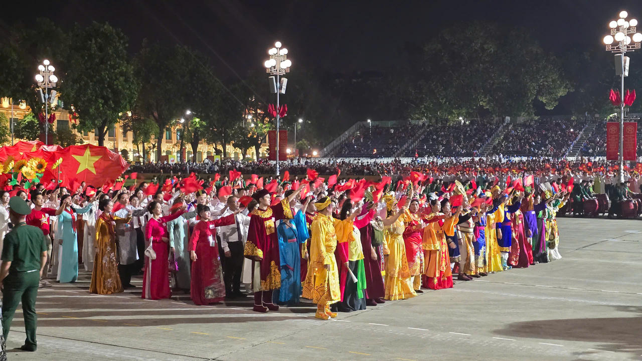 Sau khi đi qua lễ đài tại Quảng trường Ba Đình, các khối diễu binh, diễu hành chia thành nhiều hướng, đi qua các tuyến phố trung tâm TP Hà Nội.