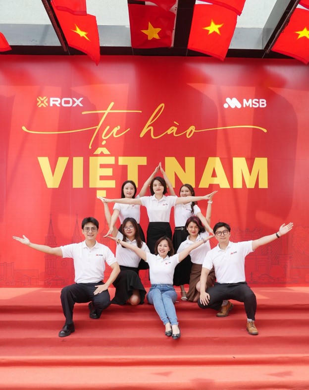 “Bức tường yêu nước” vừa là điểm hẹn check-in mới hấp dẫn vừa là nơi gắn kết con người trong một không gian chan chứa tình yêu dành cho Tổ quốc.