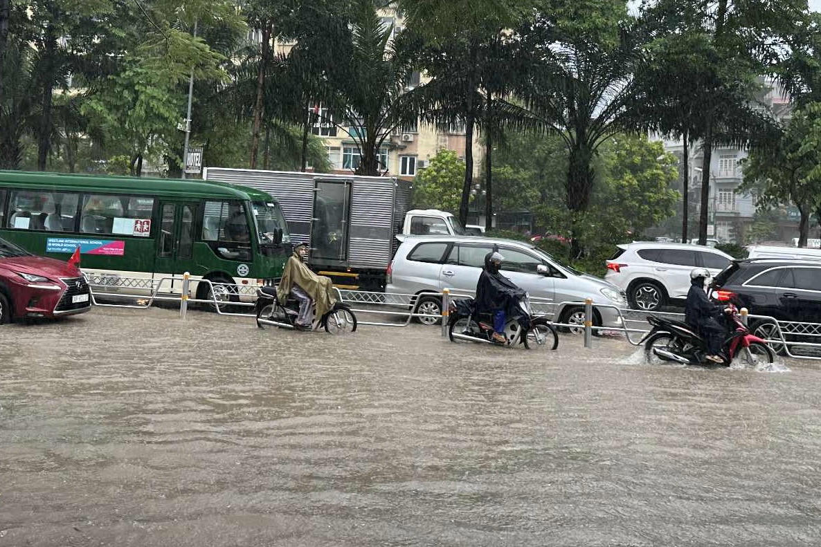 Khẩn trương triển khai biện pháp hộ đê ở Hà Nội