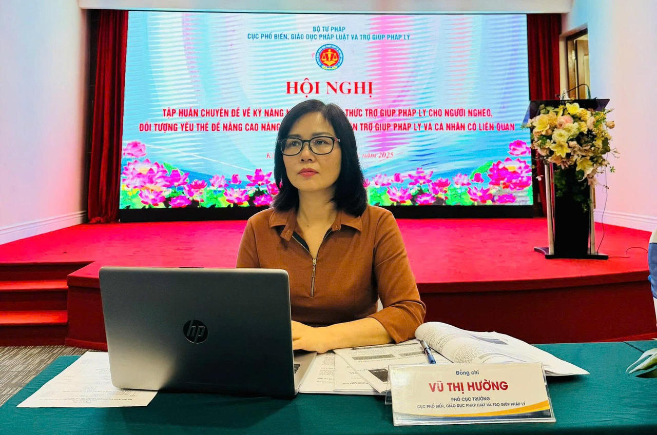 Bà Vũ Thị Hường, Phó Cục trưởng Cục Phổ biến, giáo dục pháp luật và Trợ giúp pháp lý chủ trì hội nghị.