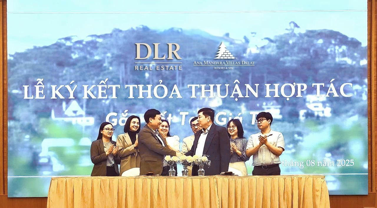 Đại diện DLR và Ana Mandara bắt tay tái ký hợp tác. Ảnh: DLR