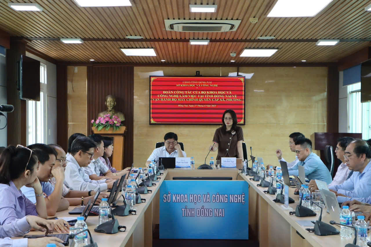 Bà Trần Bích Ngọc, Phó cục trưởng Cục An toàn bức xạ và hạt nhân thuộc Bộ Khoa học và Công nghệ phát biểu kết luận tại buổi làm việc với Sở Khoa học và Công nghệ Đồng Nai.