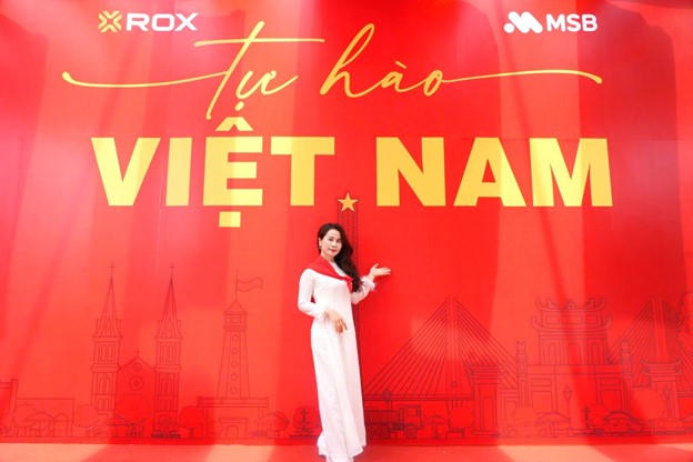 Đứng giữa khung hình với lá cờ đỏ thắm và lưu giữ một phiên bản thật đẹp, thật tự hào của chính mình.