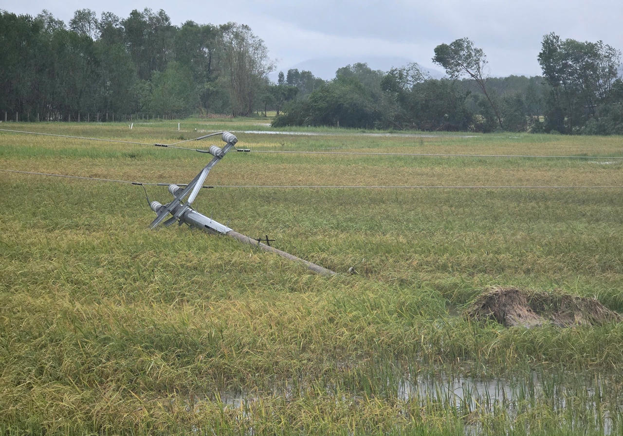 Bão số 5 làm 240 cột điện trung thế, hạ thế bị đổ gãy; dây điện bị đứt 20.000m và 64 xã, phường ở Hà Tĩnh bị mất điện. Ảnh: PV
